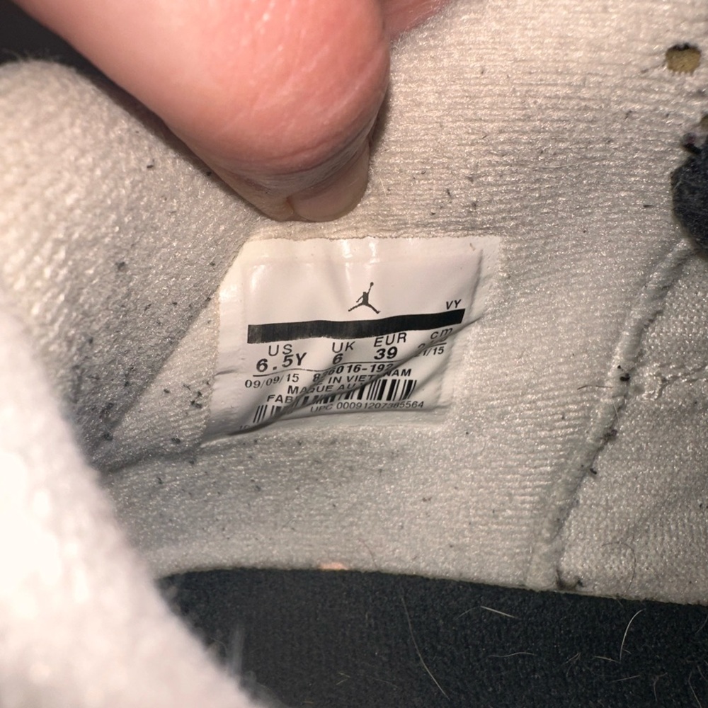Jordan 4s - Picture 3 of 7